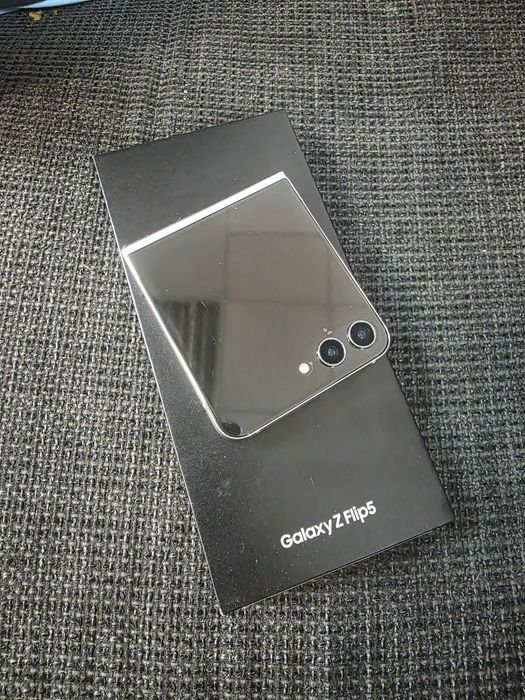 Телефон SAMSUNG Galaxy Z Flip 5