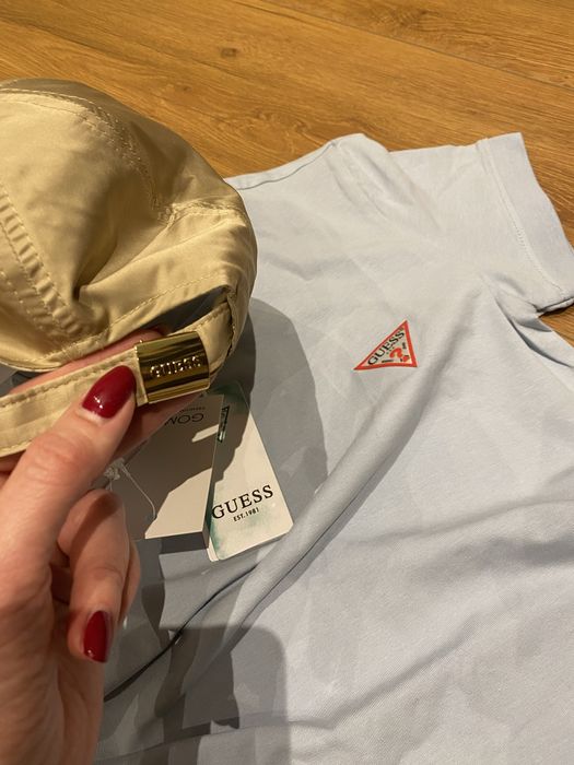 Синя тениска и шапка guess