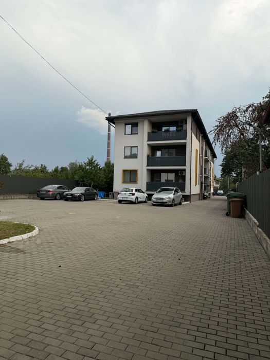 Apartament 3 camere ,decomandat , 78 metri pătrați,balcon 8 metri pătrați,curte privată