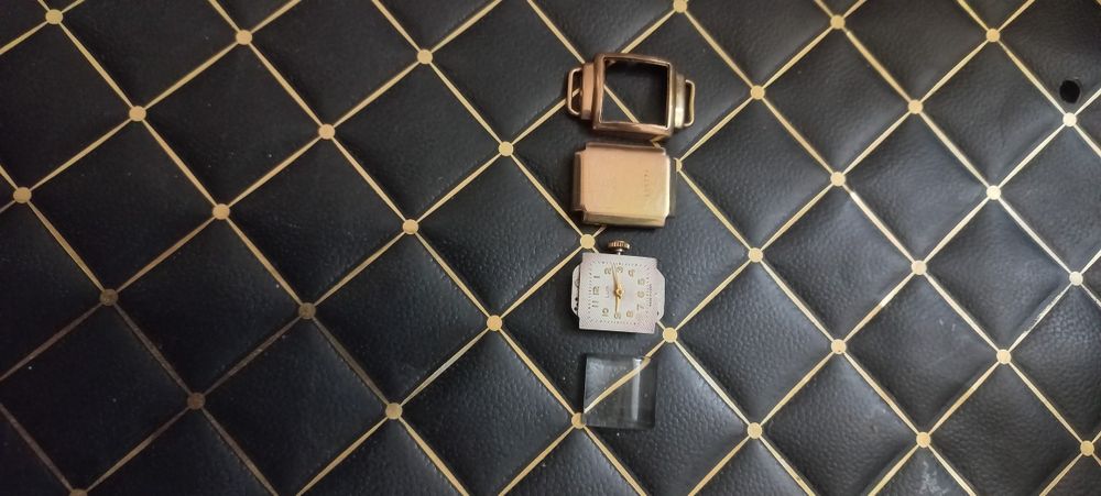 Женские золотые часы Заря