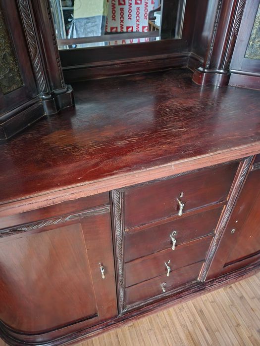 Бюфет, старинен от масивна дървесина.