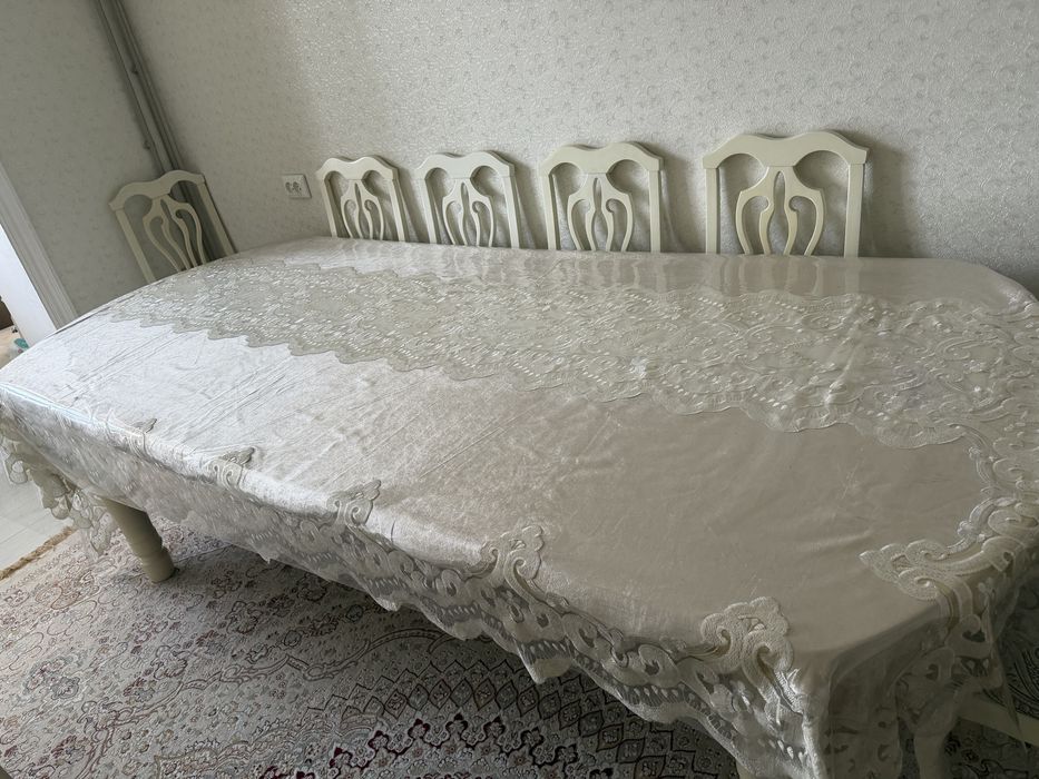Стол для гостей в отличном состоянии