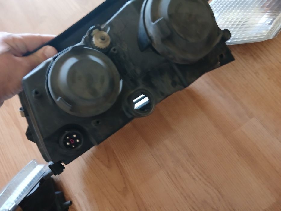 Продавам фарове с мигачи за пасат 4