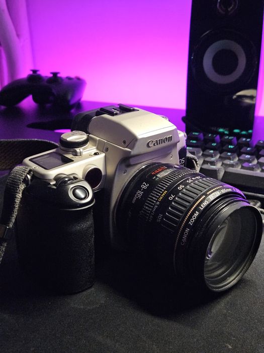 Set Canon EOS 50E + Obiectiv Canon EF 28-105mm f/3.5-4.5 USM cu flash, strap si geanti incluse