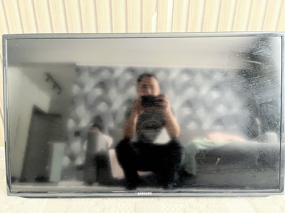 Продам телевизор Samsung D40, с кронштейном