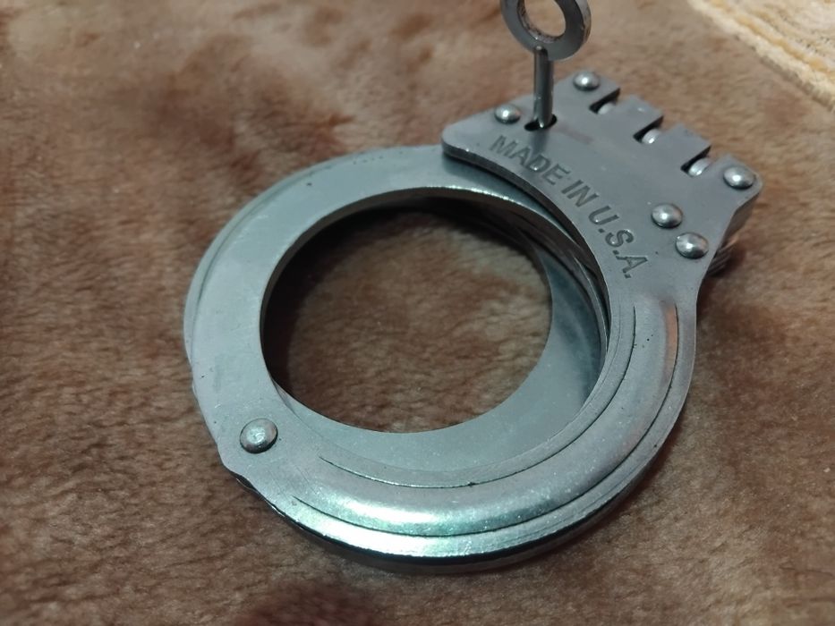 Vând cătușe full metal