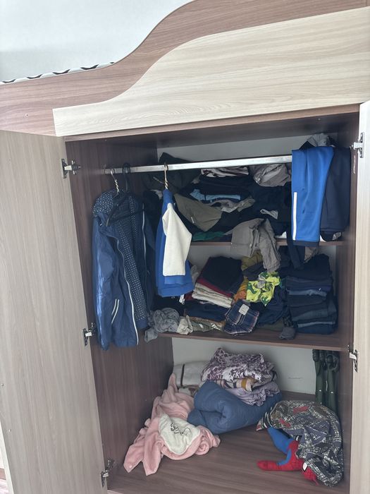 Продаю 2 ярусный кровать с шкафами
