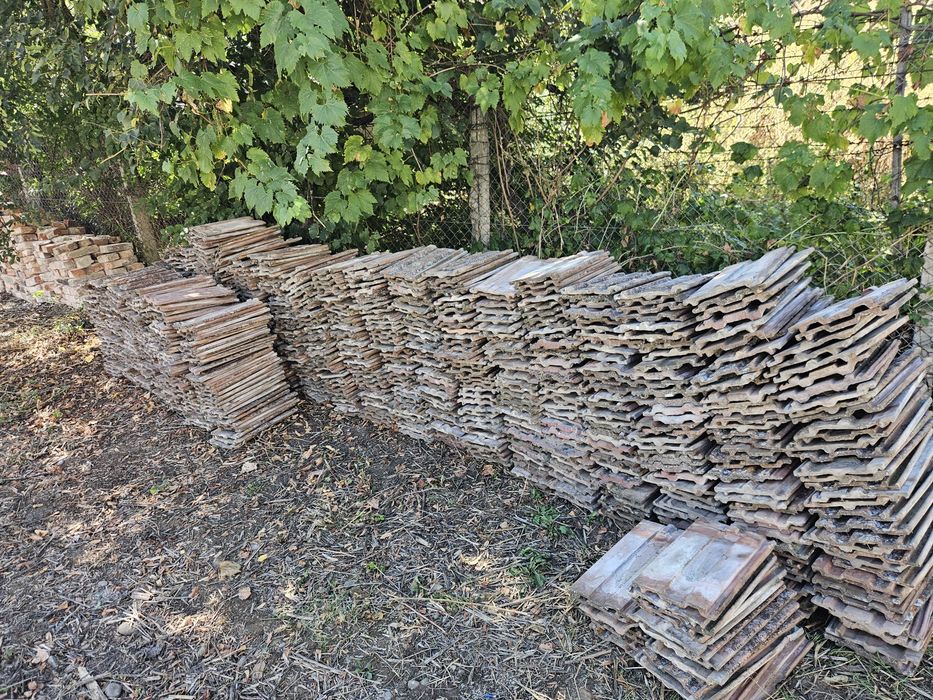 Țiglă și cărămidă plină din dezmembrari . Materialele se află în  Unghieni.