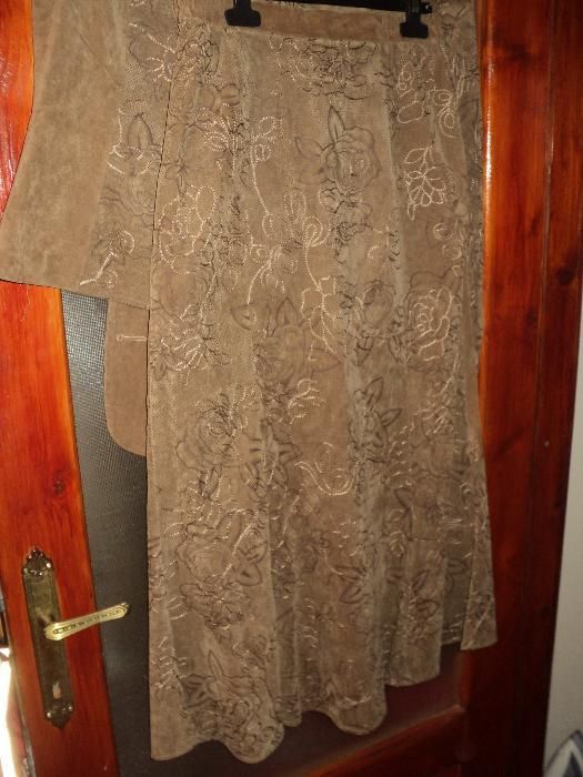 costum dama : sacou,vesta,fusta culoare crem-maro (capucino)-masura 40