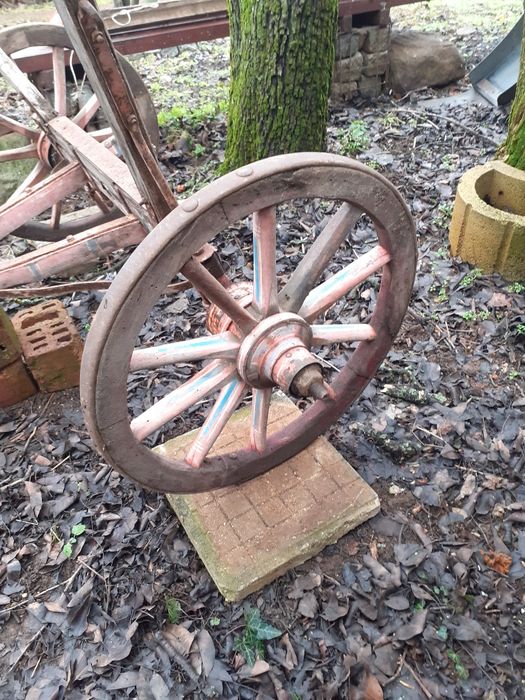 Заден мост от дървена каруца с колела за направа на оръдие