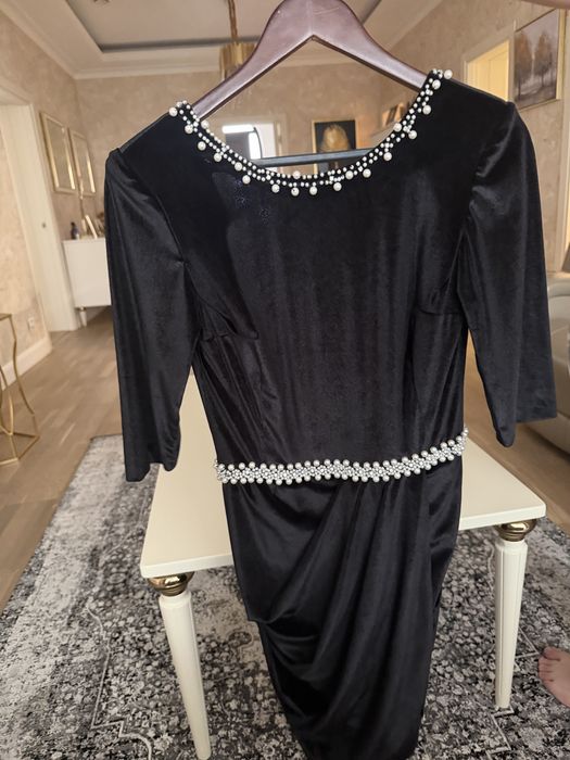 Rochie neagra eleganta accesorizata cu margele