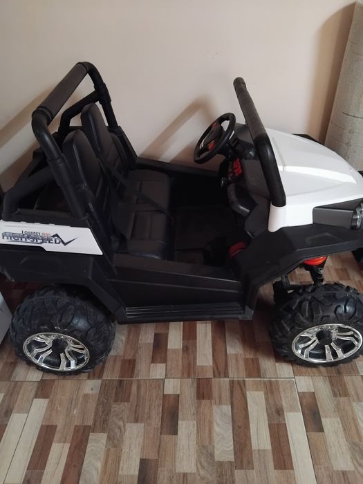 Vînd masinuta pentru 2 copii