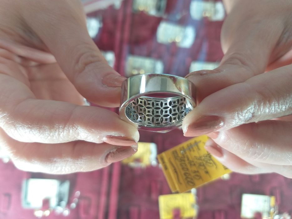 Кольцо 750 пробы. 9 шт бриллиант