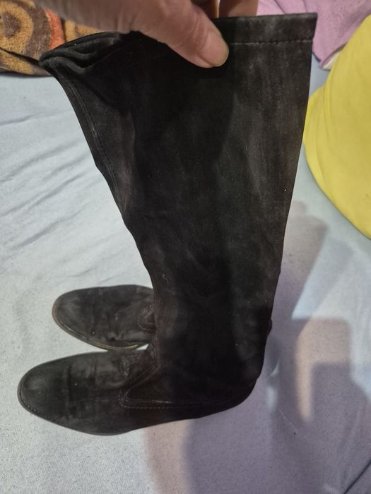 Vând cizme piele întoarsă pt femei.