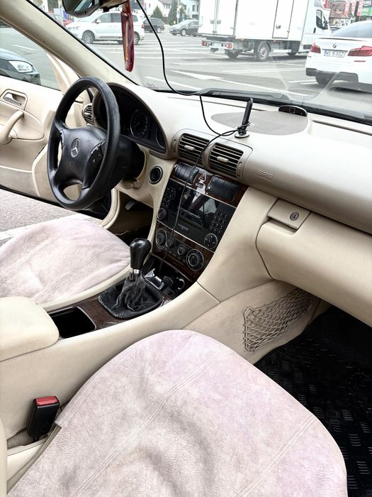 Vând Mercedes-Benz C-Class