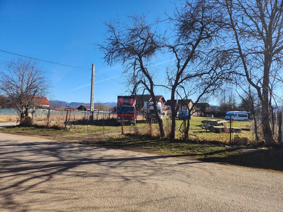 Vand teren intravilan 1485 m2 cu acces la 2 străzi.