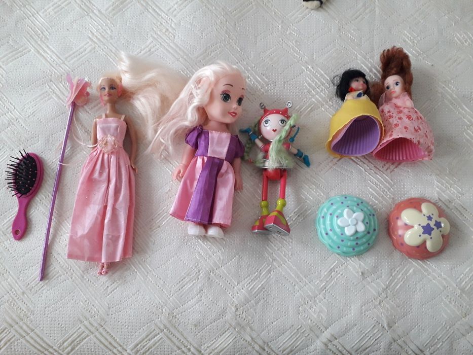 Лот кукли и подарък четка
