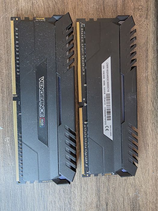 Vând rami 16gb ddr4 Corsair Vengeance RGB