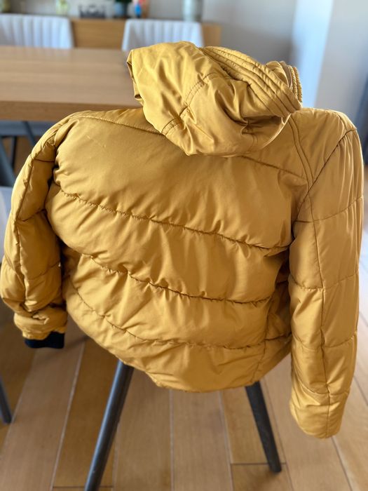 Продава зимно яке.