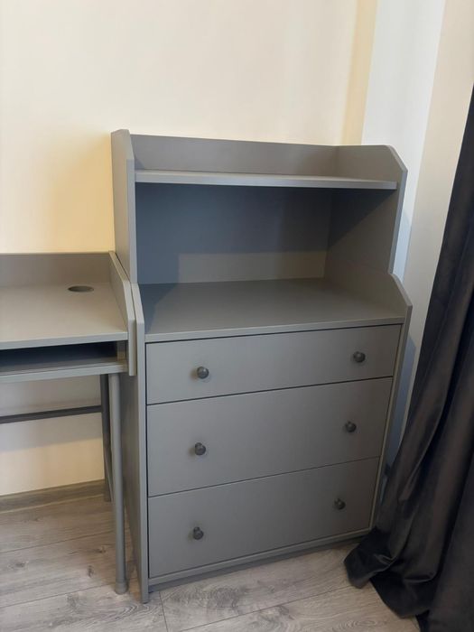 Se vinde comoda ,birou +scaun