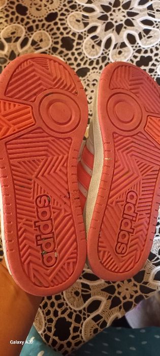 Vand pantofi sport Adidas si zara nr 33 in stare foarte buna