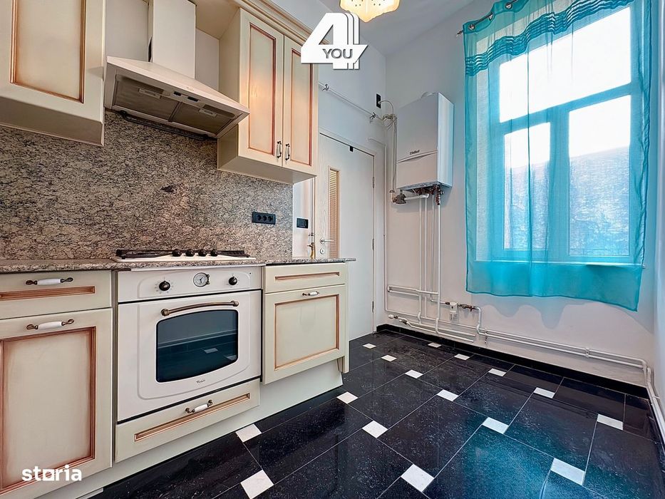Închiriez apartament 3 camere, Ultracentral, B-dul. Revoluției, et.1