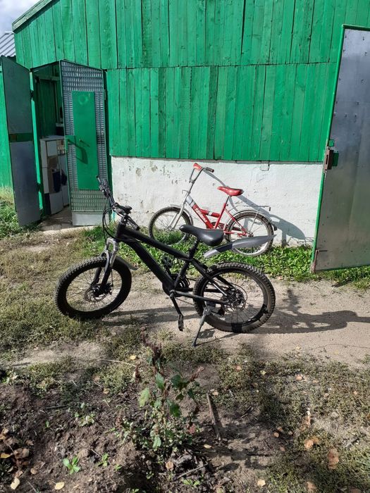 Велосипед красного цвета и чёрного цвета