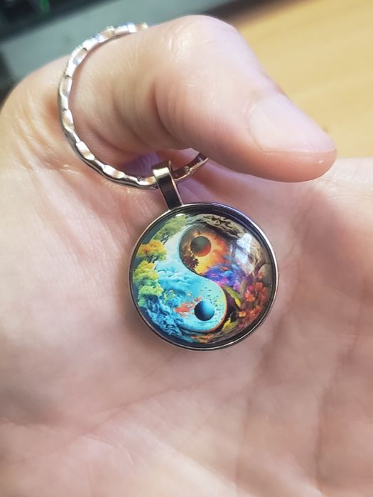 Breloc superb cu simbolul yin yang în natură