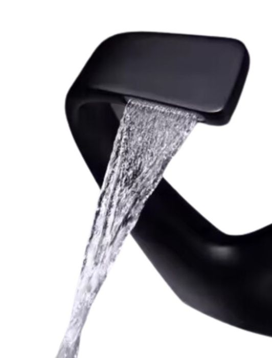 Екстравагантен черен смесител за баня