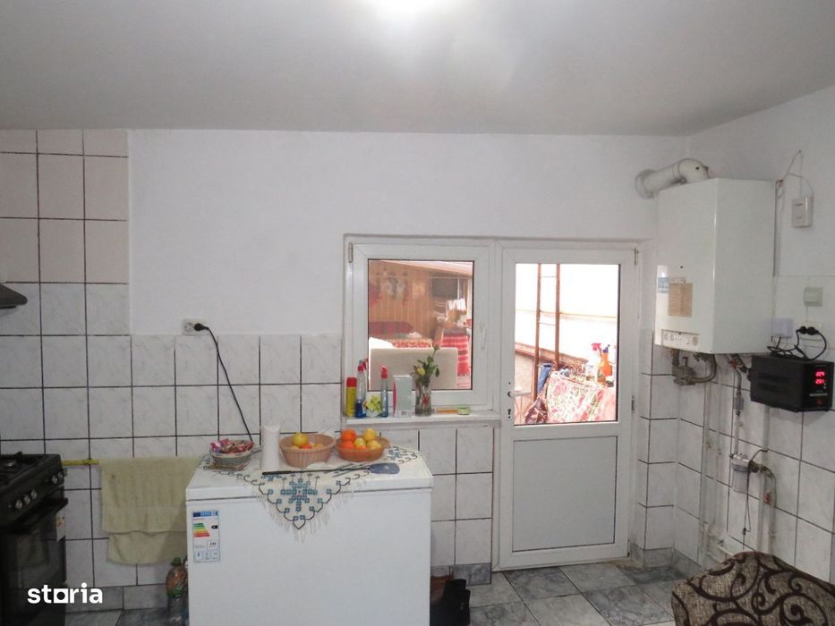 Casă cu 4 camere, garaj și curte, Târgu Jiu zona Coloana