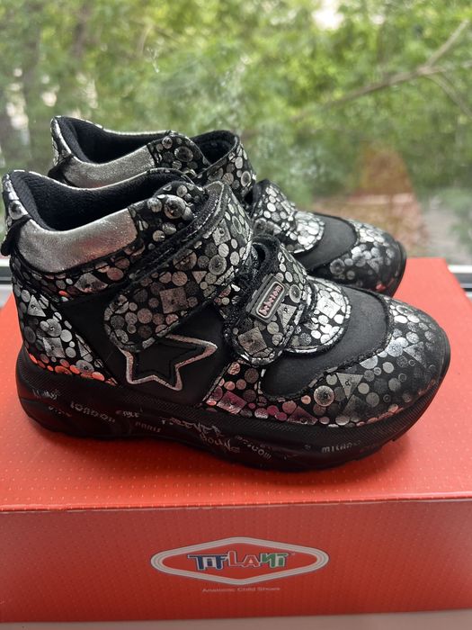 Продам детские ботинки на девочку 27 размер