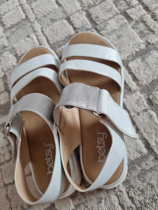 Продам босоножки на девочку