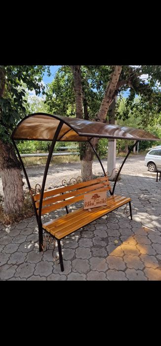 Скамейки с навесом в наличии и на заказ