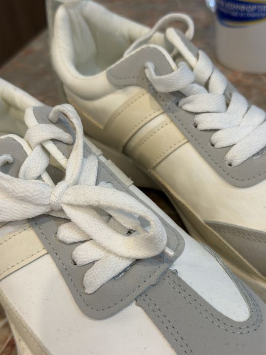 Продам новые кроссовки белые