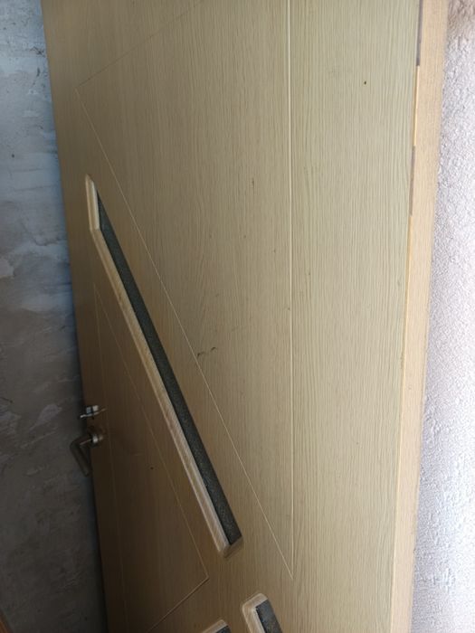 Vând 4 uși de lemn