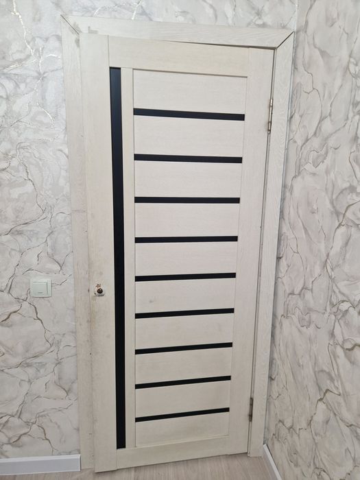 Есік жақсы жағдайда тұтқалары бар жақтаулы іші сырты бар рамкасымен