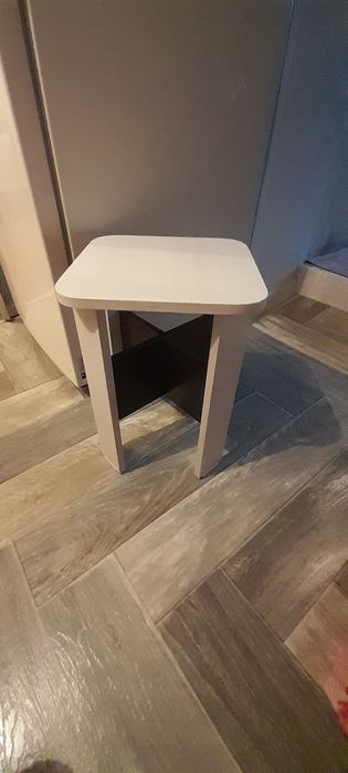 Продам вешалку и табуретки