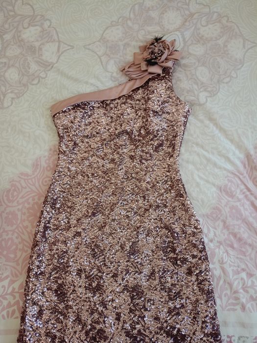 Рокля с пайети с едно рамо по тялото