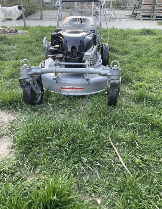 Masina de tuns Iarba Honda si Briggs Stratton