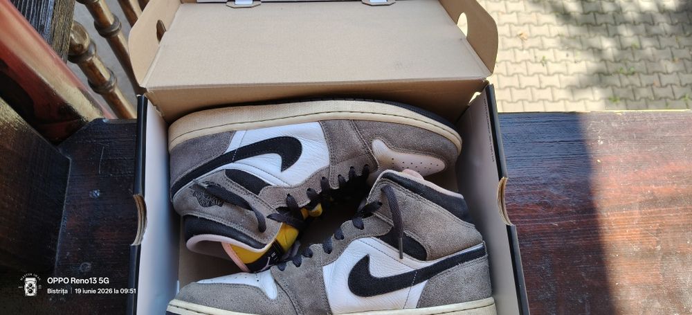 Air Jordan 1 Mid ”Cave Stone” limited edition