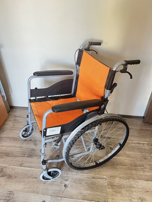 Vand Scaun cu Rotile (Nu are Cauciuc)