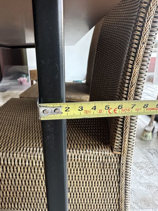 Vând masă 159/119 cm cu cadru metalic 8/2 cm grosime si scaune