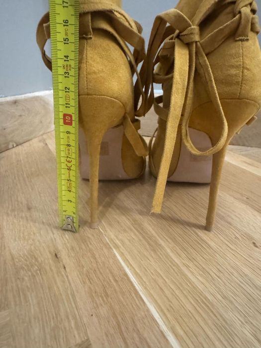 Sandale cu toc marimea 38 culoare mustar