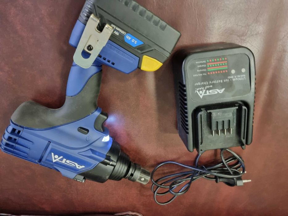 Акумулаторен ударен безчетков гайковерт