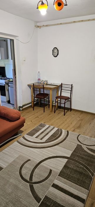 Închiriez garsonieră, pe C. Moldovei, vis-a-vi de LPS