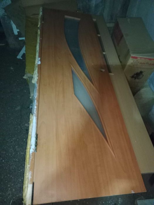 Продам дверь размеры 70/200см и 60/200см адрес 6мкр(кунаева)