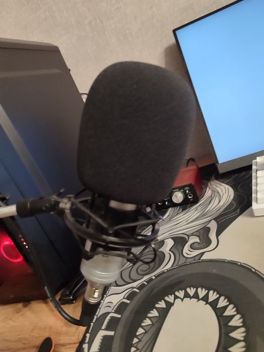 Продам аудио карту FOCUSRITE и студийный микрофон Takstat SM-10B