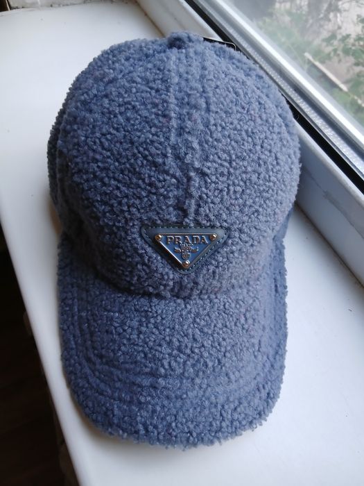 Продается бейсболка на фото