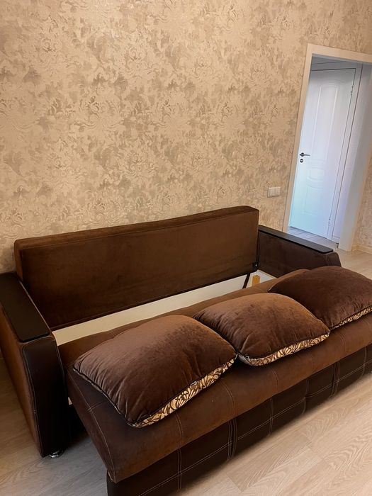 Продам Диван-кровать 2.2м + ящик + подушки.