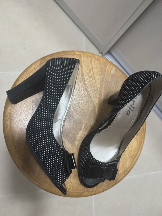 Pantofi negri, piele